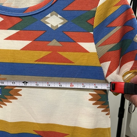 Viamor Women's Multicolor Aztec Print Blouse NWOT - Picture 3 of 6